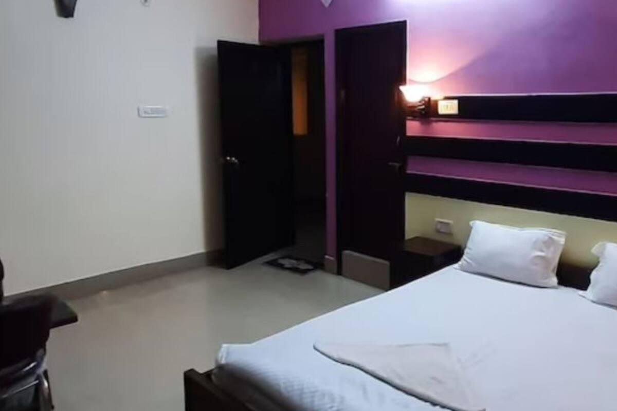Deluxe Double Room | Laptop workspace, WiFi (free), bed sheets