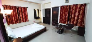 Quarto casal luxo | Espaço de trabalho para notebook, Wi-Fi de cortesia, roupa de cama