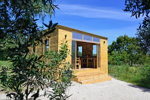 Design Cabin, Garden View | Shared kitchen | Full-sized fridge, microwave, oven, stovetop - Tranquilo Glamping (Chiclana de la Frontera)