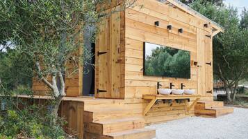 Een douche, een regendouche, een haardroger, handdoeken