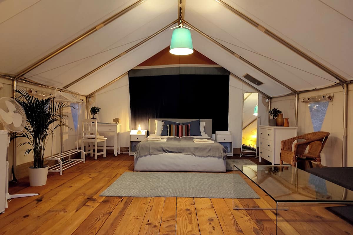 Luxe tent, 1 queensize bed met slaapbank, niet-roken, uitzicht op tuin | 1 slaapkamer, individueel gedecoreerd, individueel gemeubileerd