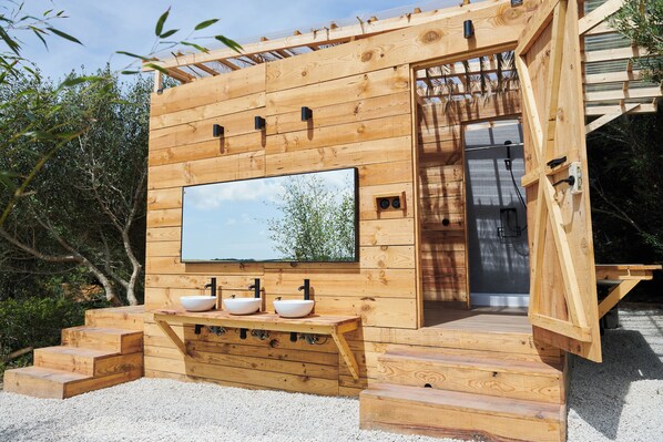 Design Cabin, Garden View | Bathroom | Shower, rainfall showerhead, hair dryer, towels