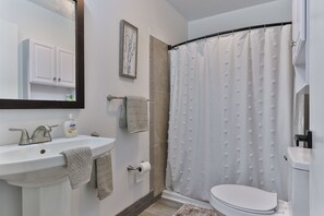 Hair dryer, towels, soap, toilet paper - Home away from home  (Conover)
