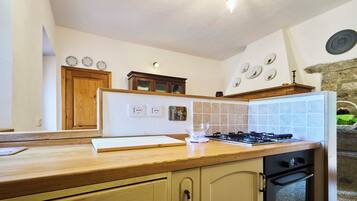 Frigorifero, forno, piano cottura, lavastoviglie