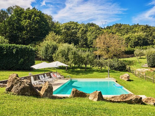 Quercia, traditional farmhouse with pool, relax and enjoy the Tuscan countryside