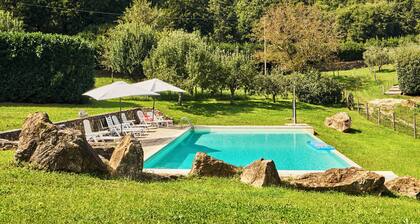 Quercia, traditional farmhouse with pool, relax and enjoy the Tuscan countryside
