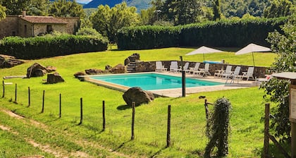 Quercia, traditional farmhouse with pool, relax and enjoy the Tuscan countryside