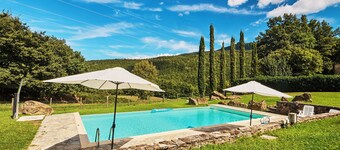 Alloro, traditional farmhouse with pool, relax and enjoy the Tuscan countryside