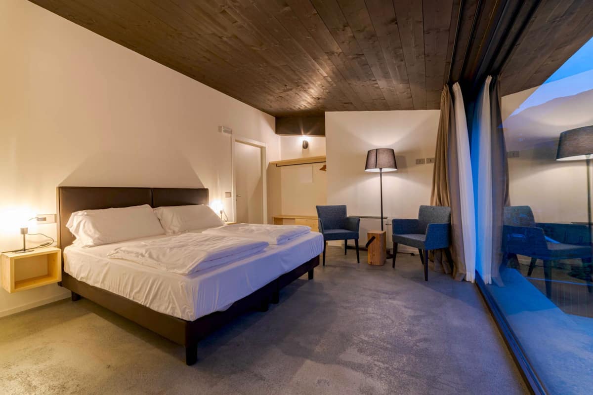 Camera Matrimoniale Deluxe con Vista Montagna | Wifi gratis y ropa de cama