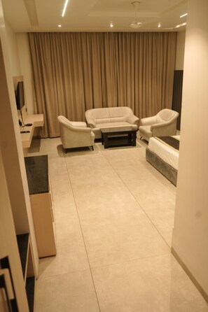 Junior Studio Suite | 1 bedroom, Egyptian cotton sheets, premium bedding, in-room safe