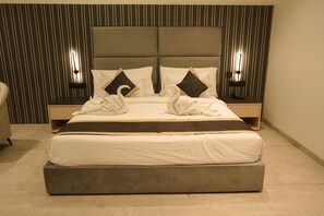 Junior Studio Suite | 1 bedroom, Egyptian cotton sheets, premium bedding, in-room safe