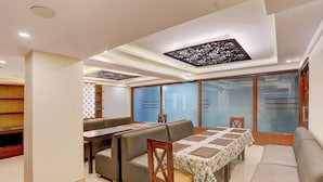 Restaurant - Townhouse OAK Hotel Ambassador (Dehradun)