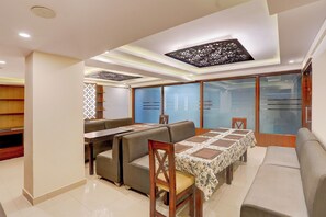 Restaurant - Townhouse OAK Hotel Ambassador (Dehradun)