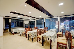 Restaurant - Townhouse OAK Hotel Ambassador (Dehradun)