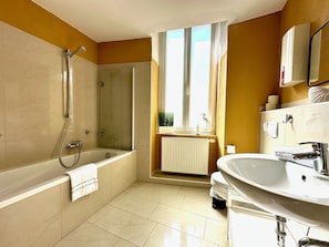 SĂšche-cheveux, serviettes fournies, savon, papier toilette