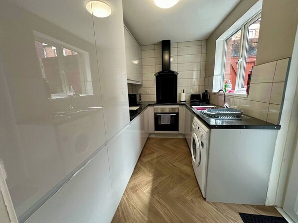 Mikrowelle, Ofen, Wasserkocher mit Kaffee-/Teezubehör