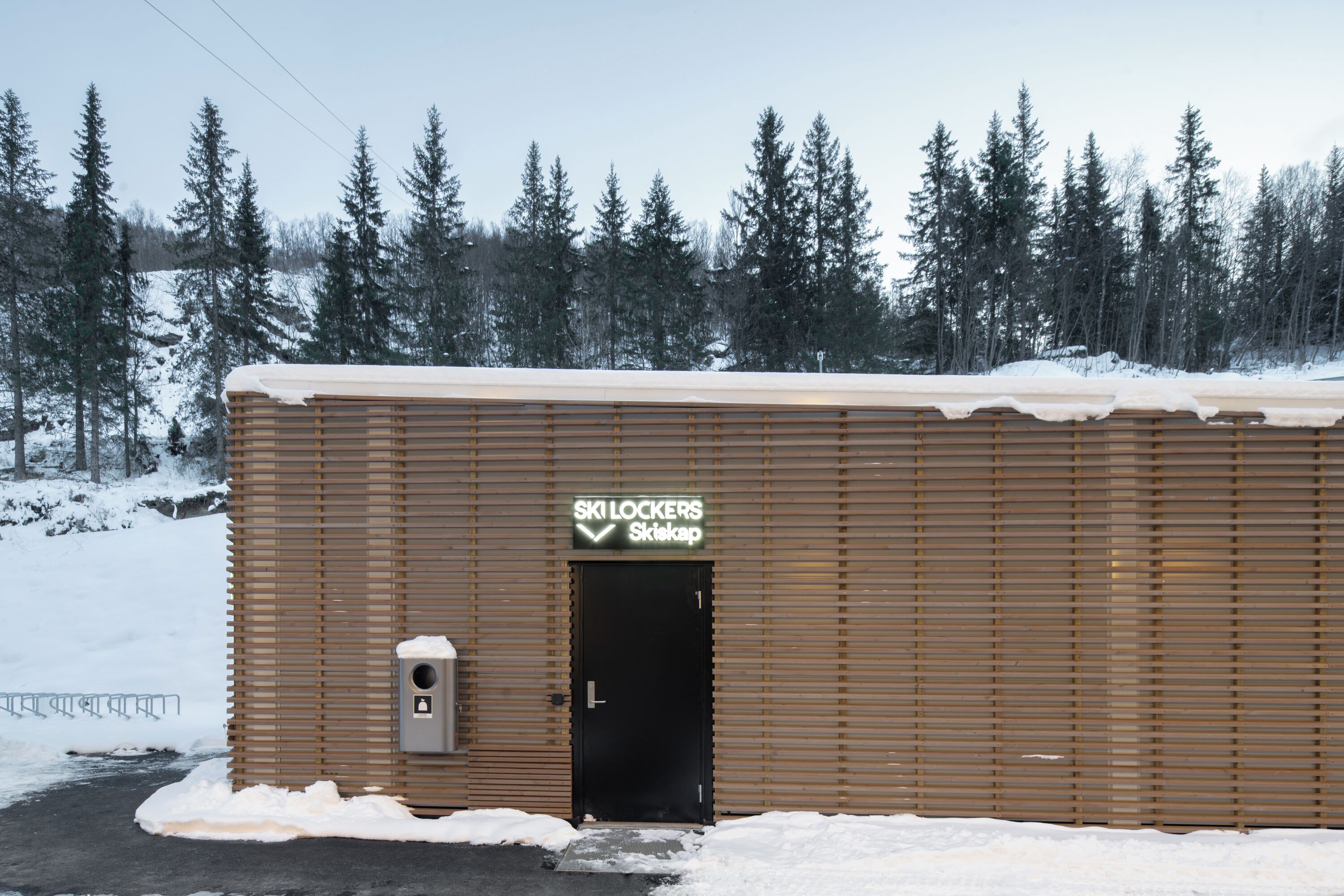A ski lockers building with a sign reading "SKI LOCKERS Skikap".