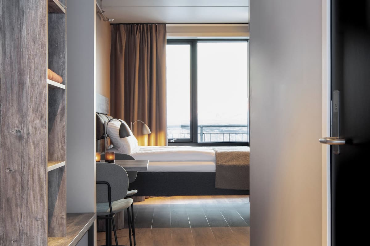 Cribs (surcharge), WiFi (free), bed sheets