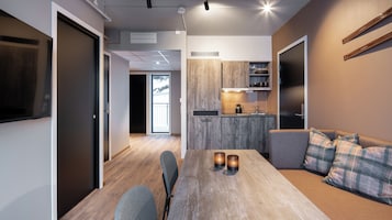 Apartamento, 2 quartos, vista para o oceano | Cozinha privada | Geladeira, cooktop, lava-louças, talheres/pratos/utensílios de cozinha