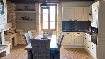 Een koelkast, een microgolfoven, een oven, een kookplaat