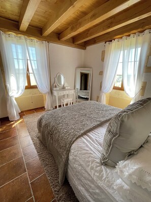 3 bedrooms, iron/ironing board, free WiFi, bed sheets - Calm, relaxing Gite in refurbished French Barn with exclusive use of great pool (Cuzorn)