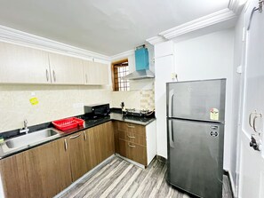 標準開放式客房 | 私人小型廚房 | 電冰箱、提供環保清潔產品、中島式廚房