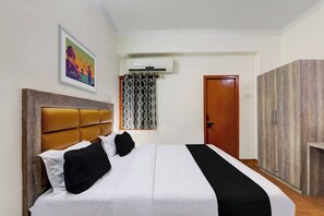 Standard Double Room | Bed sheets - OYO Flagship B.M Palace (Lucknow)