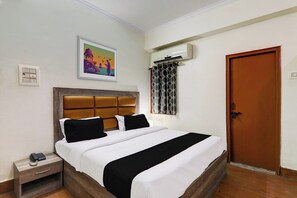 Room - OYO Flagship B.M Palace  (Lucknow)