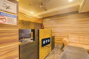 Reception - OYO Flagship B.M Palace  (Lucknow)