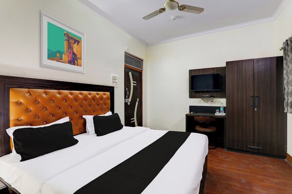 Standard Double Room | Bed sheets - OYO Flagship B.M Palace (Lucknow)