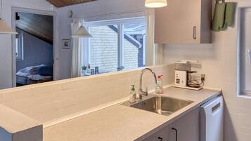 Réfrigérateur, micro-ondes, plaque de cuisson, lave-vaisselle