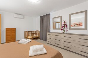 3 bedrooms, iron/ironing board, travel crib, WiFi