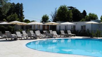 Sesongbasert utendørsbasseng, bassengparasoller og solsenger