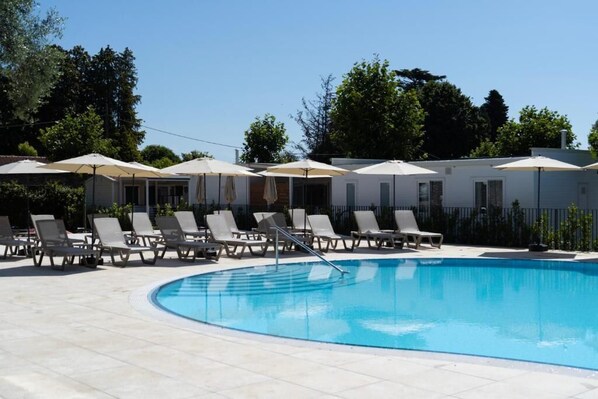 Außenpool (je nach Saison geöffnet), Sonnenschirme, Liegestühle