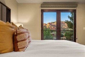 5 bedrooms, desk, iron/ironing board, travel cot - (Sedona)