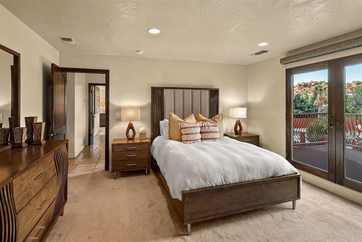 5 bedrooms, desk, iron/ironing board, travel cot