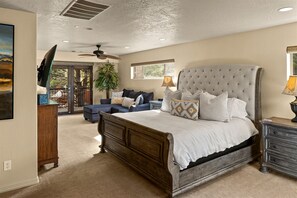 5 soverom, skrivebord, strykejern/-brett og reiseseng for barn