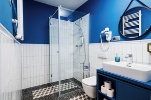 Kolmen hengen perhehuone | Kylpyhuone | Suihku, hierova suihkupää, designer-hygieniatuotteet, pyyhkeet