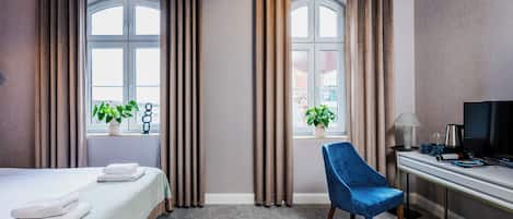 尊荣双人房 | 起居区 | 25-英寸纯平电视(配备有线频道)