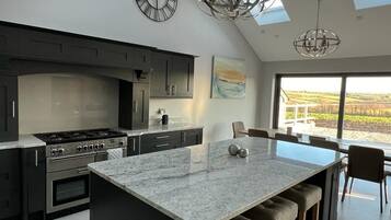 Kjøleskap, mikrobølgeovn, ovn og oppvaskmaskin