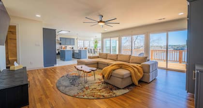 Modern Lakeside Retreat: Hottub|FirePit|PoolTable