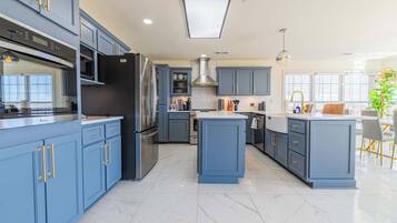 Køleskab, mikrobølgeovn, ovn, kogeplade