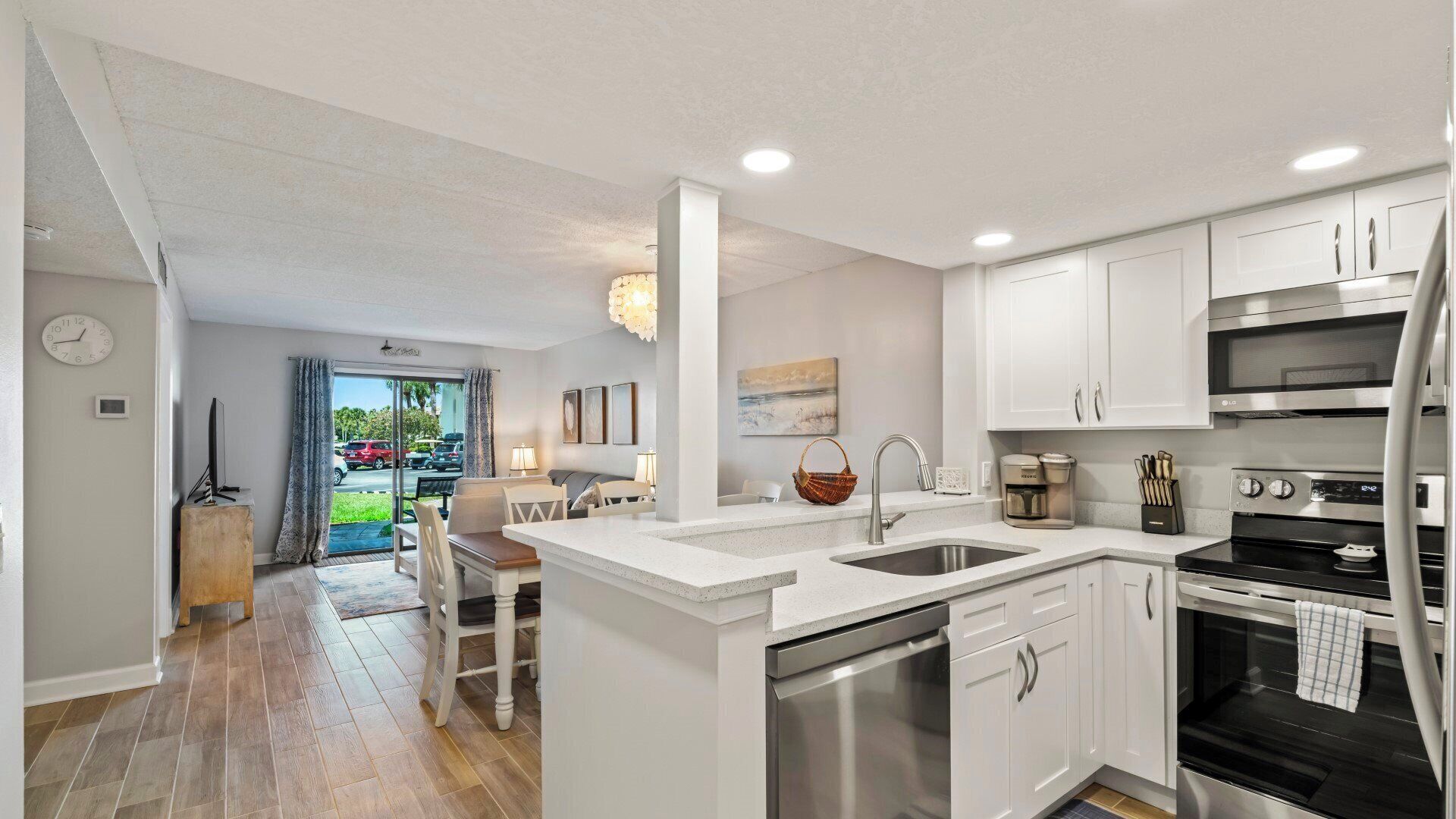 Réfrigérateur, four à micro-ondes, un four, lave-vaisselle