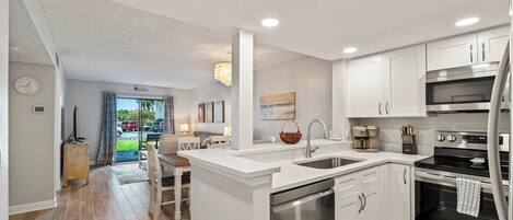 Refrigerador, microondas, horno y lavavajillas