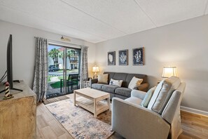 Smart-TV, bøker, stereoanlegg og kontorer