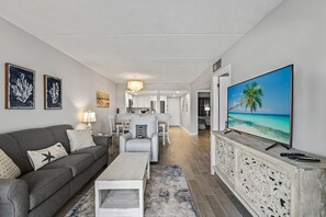 Smart-TV, bøker, stereoanlegg og kontorer