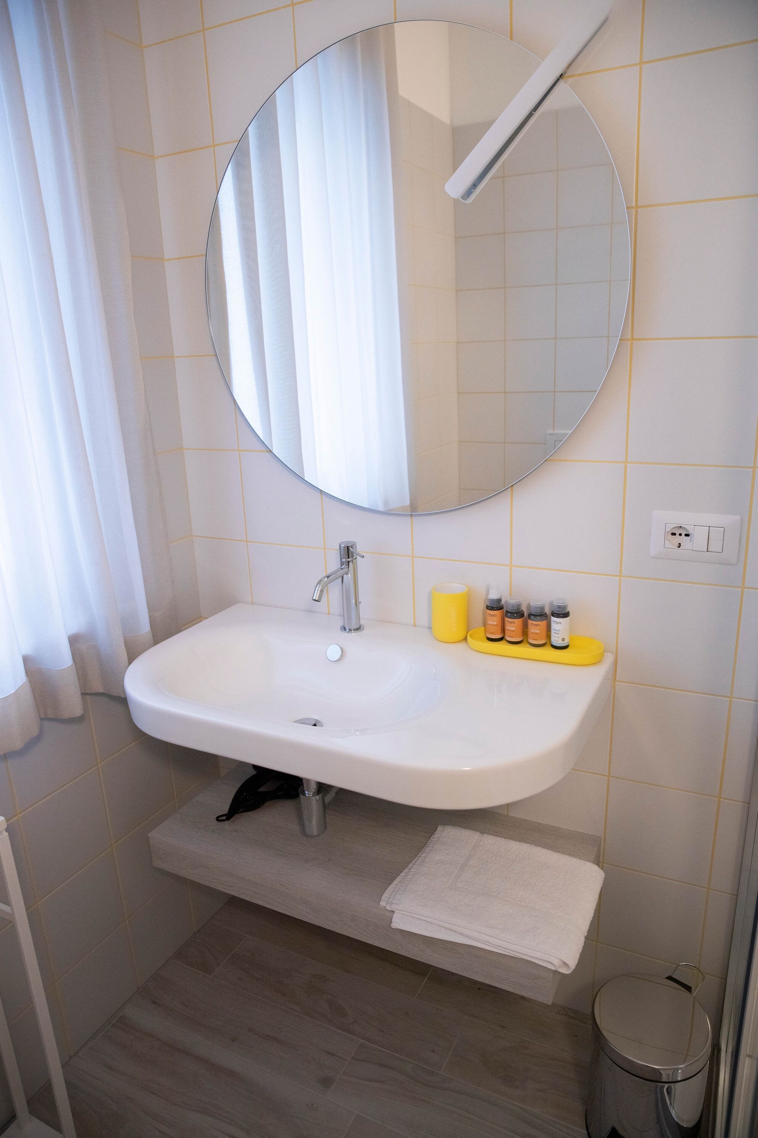 Doccia, asciugacapelli, sapone, carta igienica