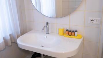 Doccia, asciugacapelli, sapone, carta igienica