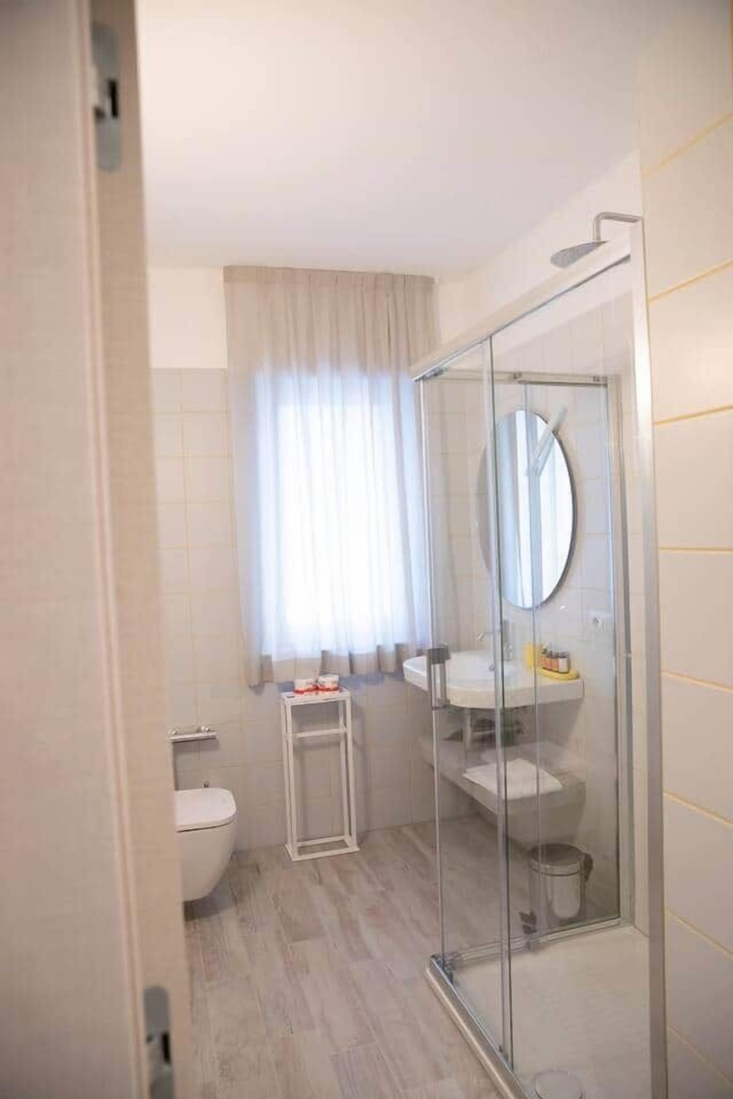 Dusche, Haartrockner, Seife, Toilettenpapier