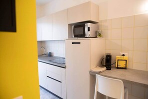 Refrigerador, microondas, lavavajillas y utensilios de cocina 